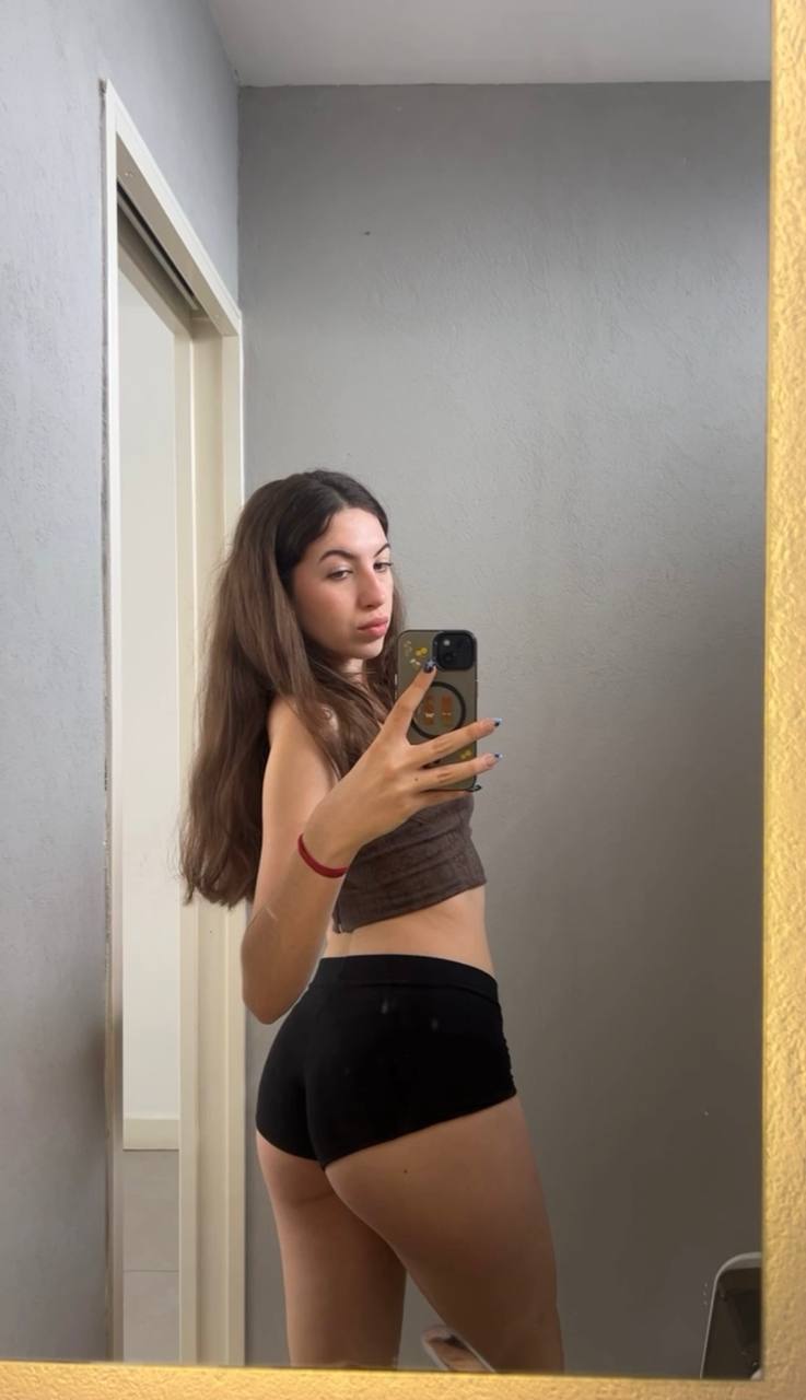 Amber in her underwear in Nukualofa