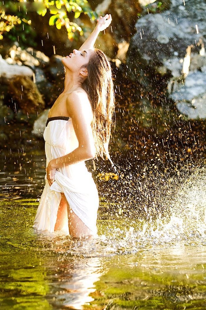 Marie Avgeropoulos in Nukualofa