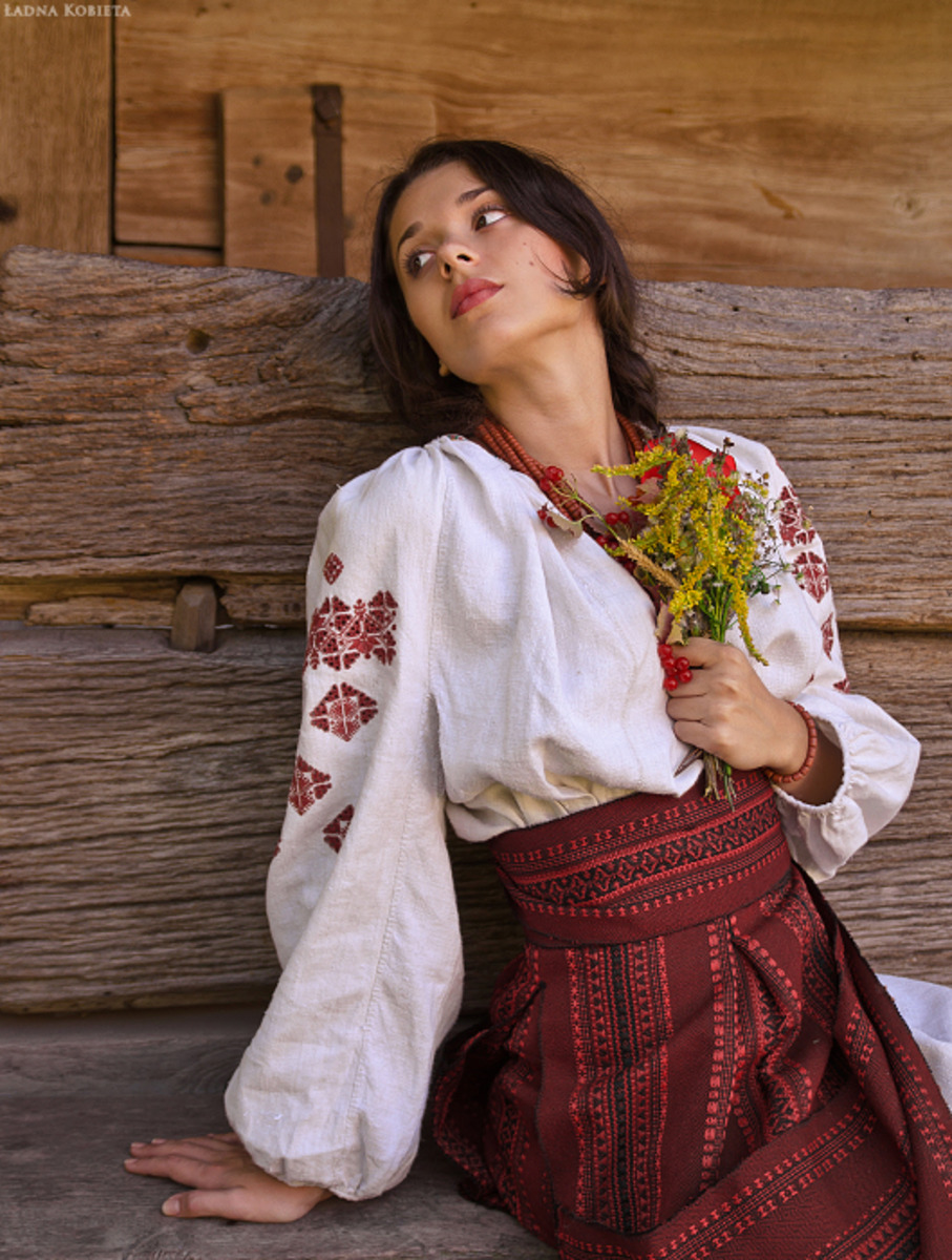 Girls in Slavic costumes in Nukualofa