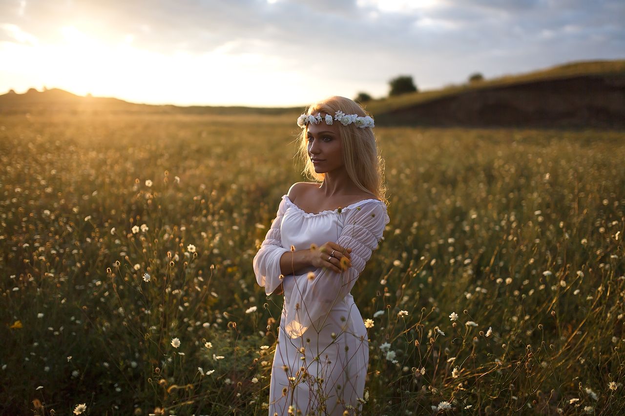 Girls in Slavic costumes in Nukualofa