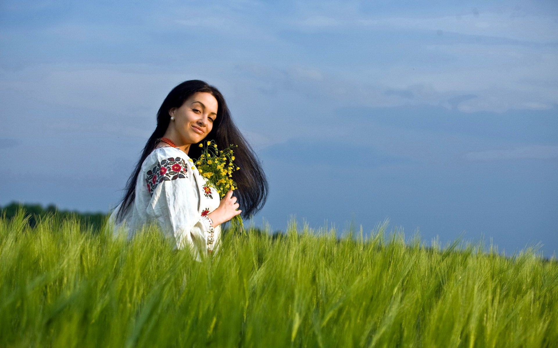 Girls in Slavic costumes in Nukualofa